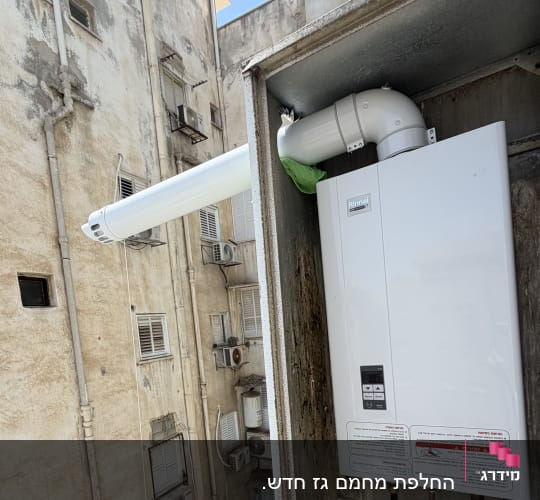 דוד שמש מותקן על קיר חיצוני של בניין